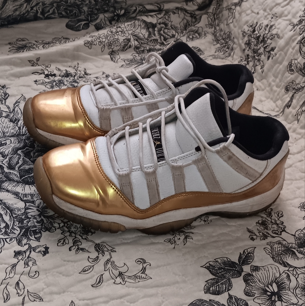 Air Jordan XI Gold